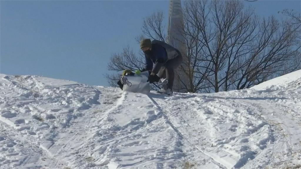 室內滑雪場停業 家長改帶小孩到公園遛雪橇