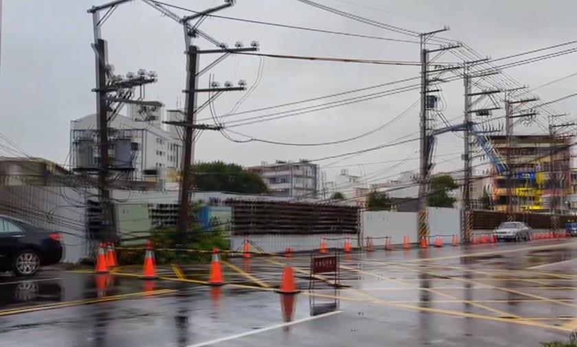 台中大里2電桿歪斜釀600戶停電整晚　不是小動物害的！是「他們」施工闖禍