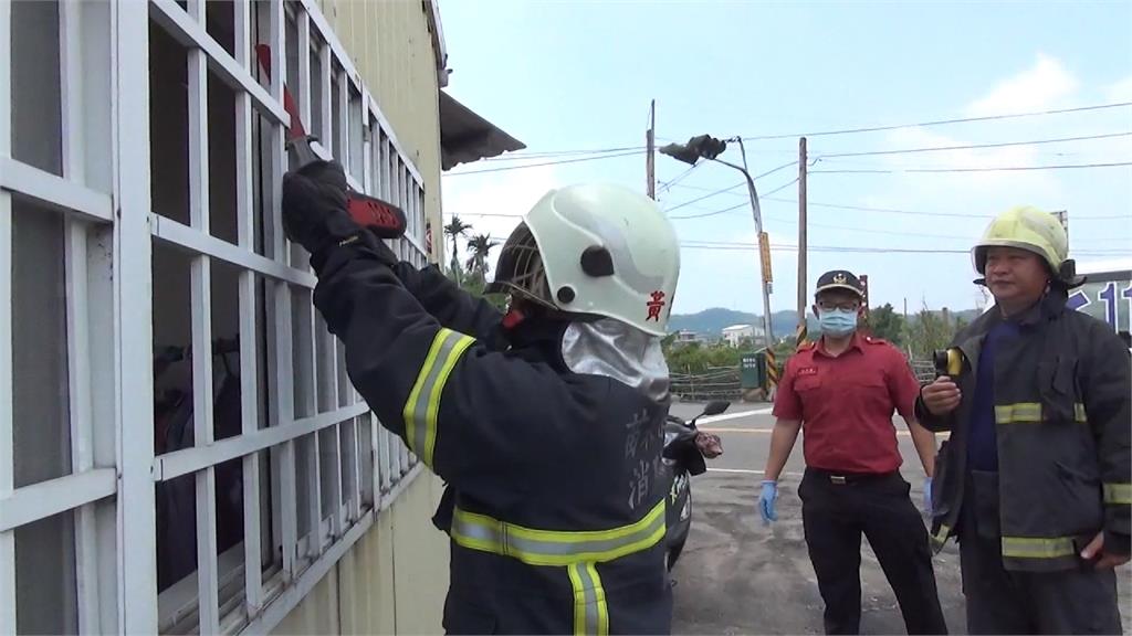 施工刨斷電線 鐵門打不開 男受困鐵皮屋