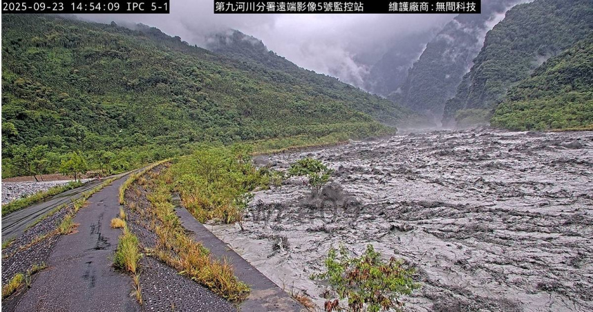 堰塞湖溢流早有預告「當初為何不跑？」　網嘆「沒預料到」：軍卡都淹了