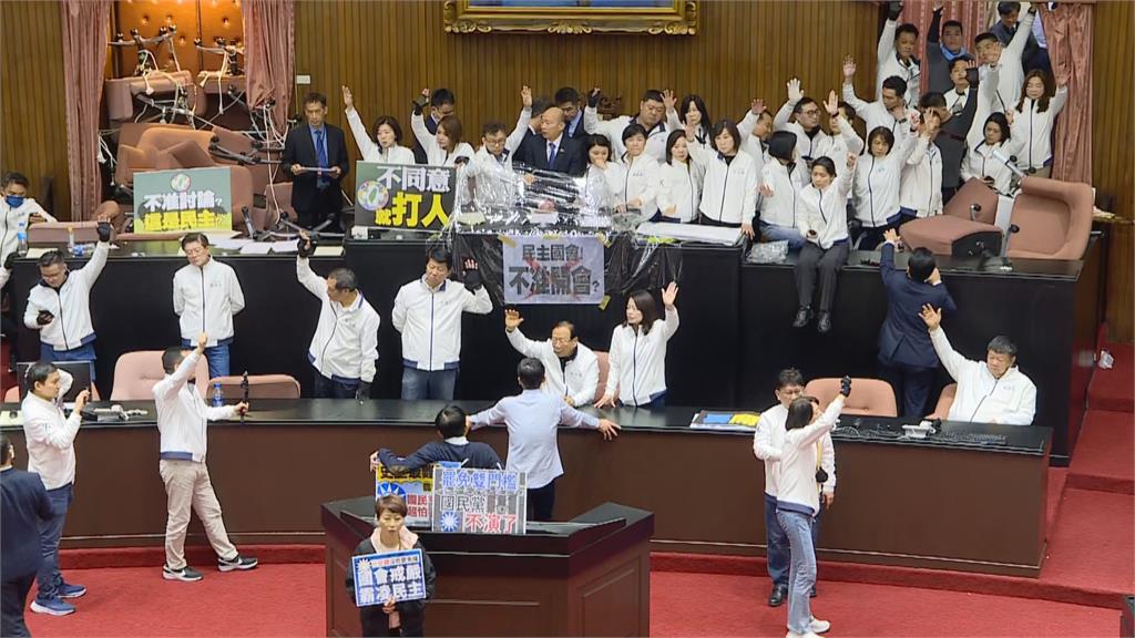 快新聞／不甩場外青鳥！韓國瑜宣布「舉手表決」　網怒：白藍滾出台灣