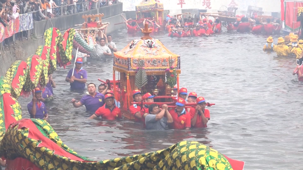 布袋百年祭典 神轎「衝水路」熱情「迎客王」