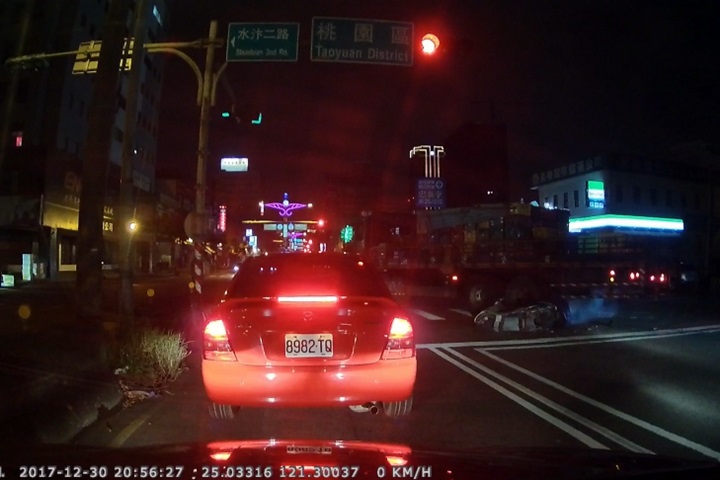 貨車違規迴轉撞機車 女騎士險喪命嚇壞路人