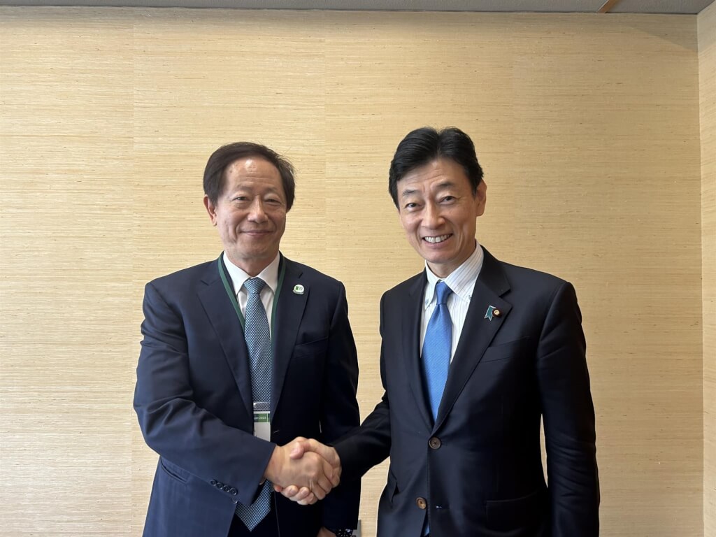 日本經產大臣會台積電董事長　臉書貼握手合照