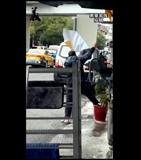 疑公車過站不停沒搭到不爽　台中老翁怒撕時刻表洩憤