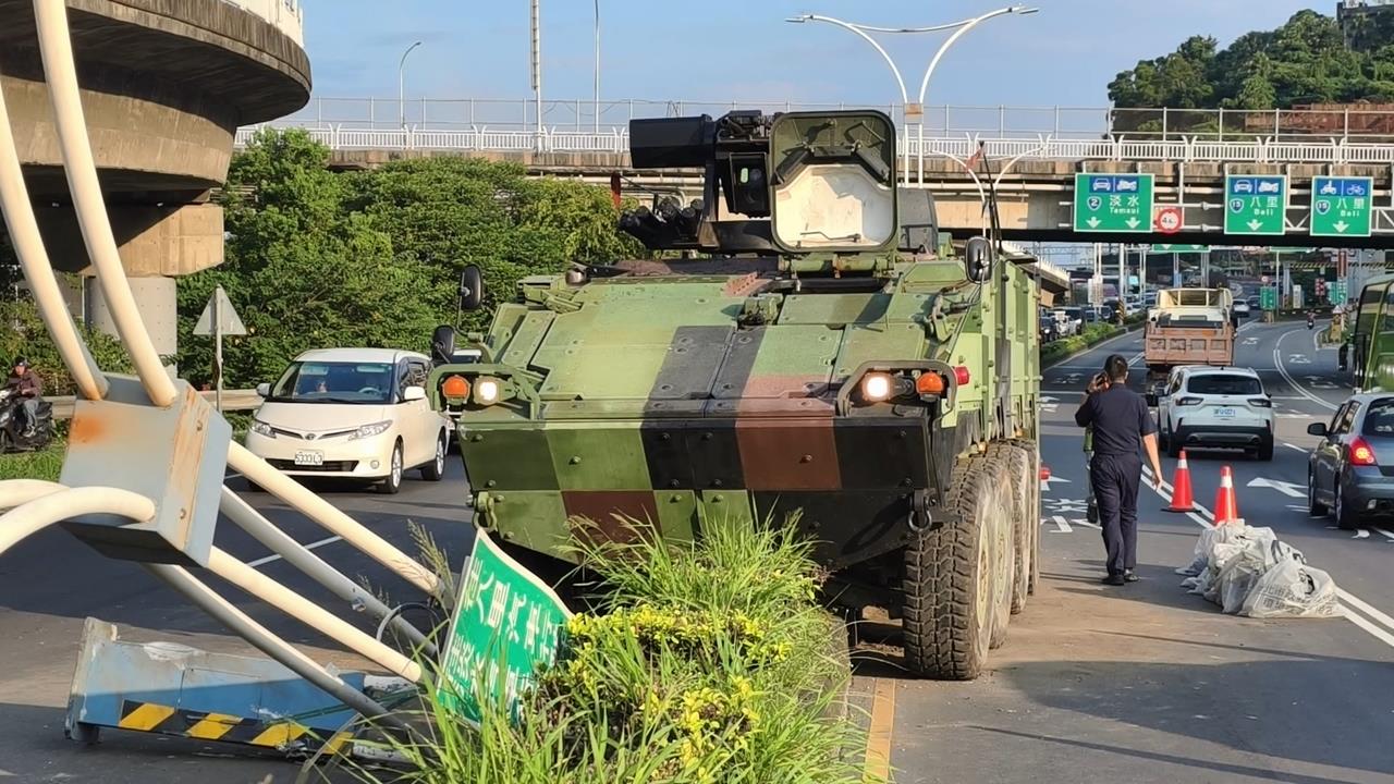 國軍八輪甲車自撞電線桿 卡分隔島一度影響交通