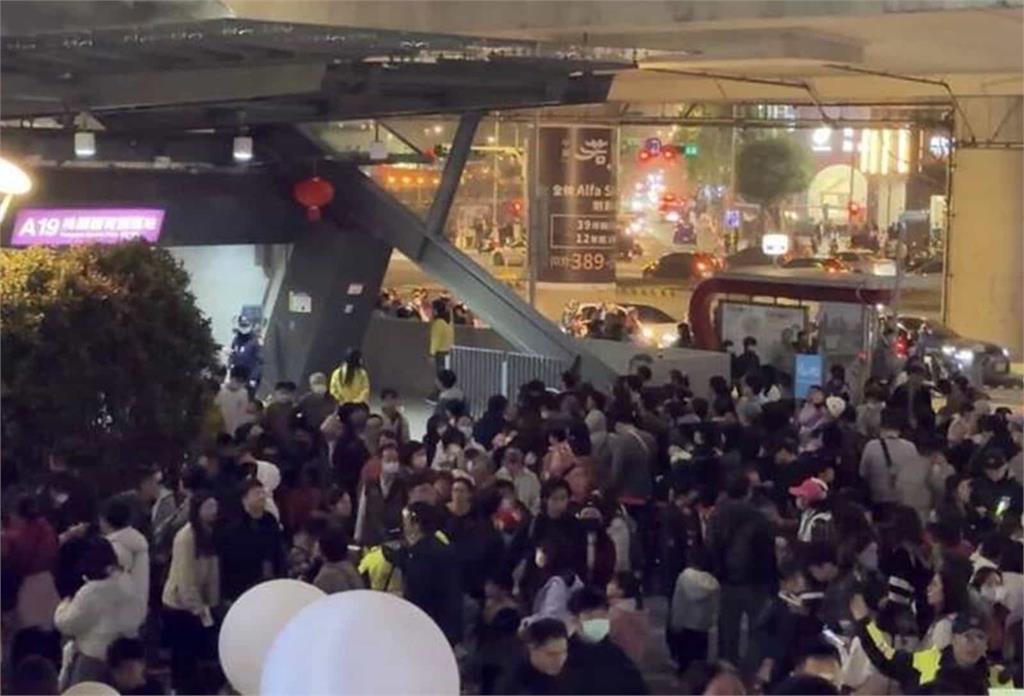 燈會擠爆！周六交通癱瘓「旅客趕不上航班」　綠批張善政應變差：未見歉意