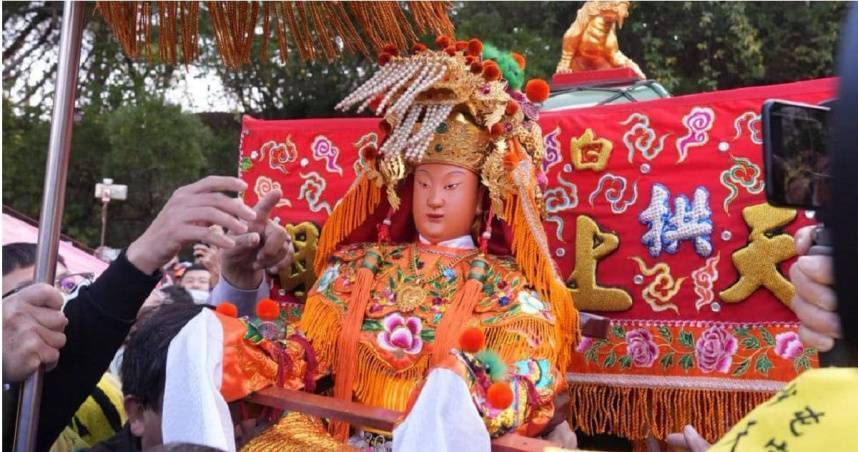 一票人猜「白沙屯媽、山邊媽」誰掌神轎方向　大轎班解答了