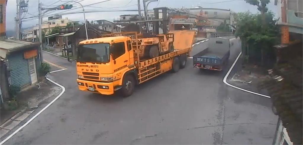 驚險！宜蘭推高機不慎勾到電線　電桿倒塌險砸路過小貨車