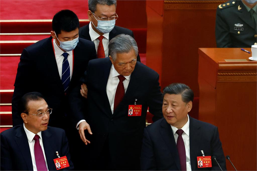 快新聞／中共20大閉幕會議　胡錦濤旁人攙扶下中途離席