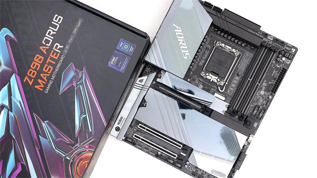 加入 Thunderbolt 了！GIGABYTE Z890 AORUS Master 補上 I/O 最後一塊拼圖