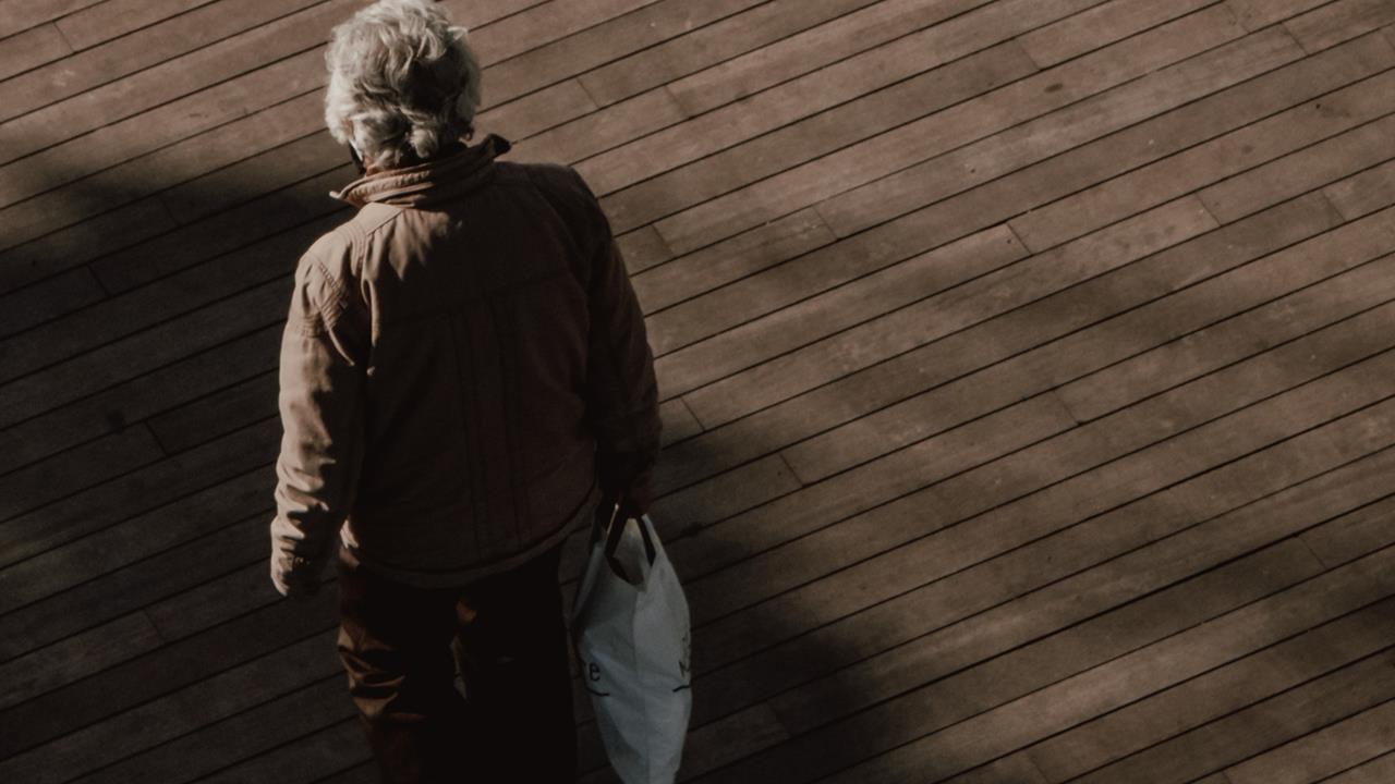 超高齡社會「失智症家庭」壓力重！醫籲：及時就醫「早用藥」為記憶留空間