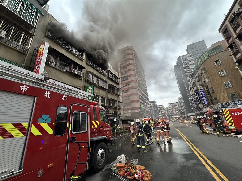 快新聞／三重4層樓公寓火警！濃煙直竄天際　警消合力救出5住戶