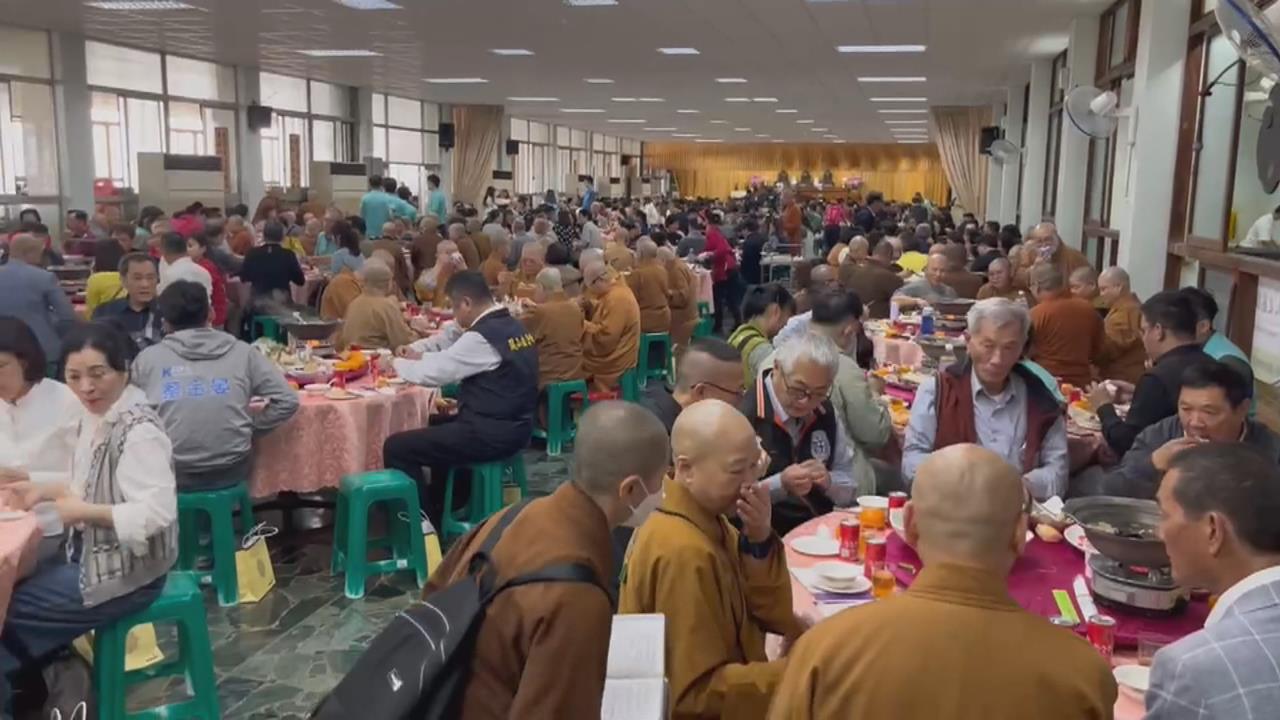 高雄元亨寺馬年平安宴信徒熱鬧同歡　十道特色素菜色香味俱全