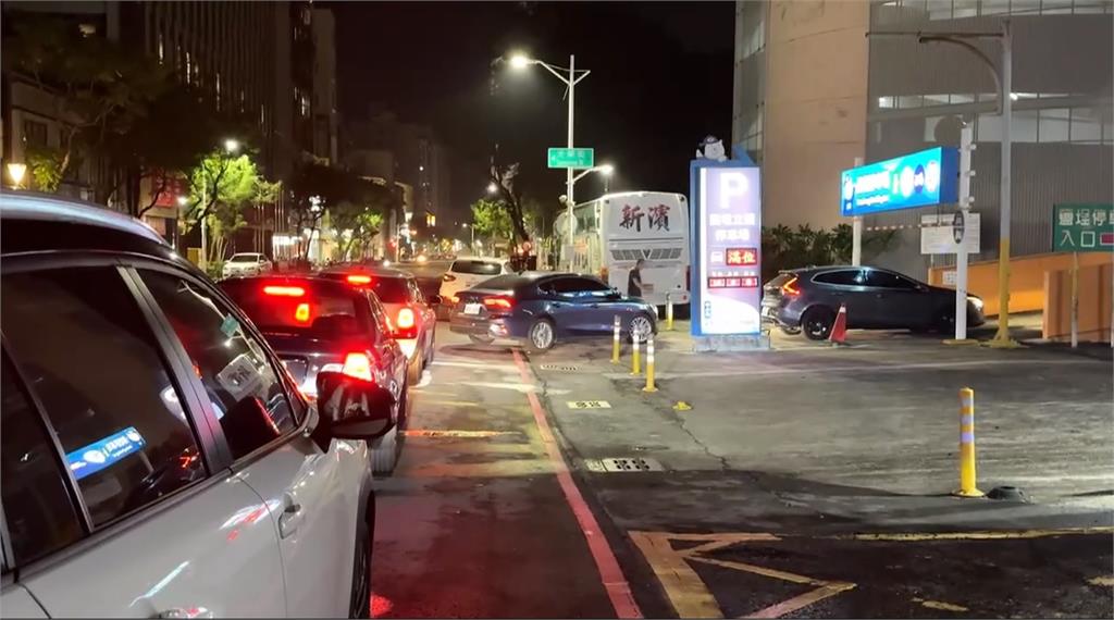 凱米淹到怕！　高雄昨夜出現移車潮　立體停車場外大排長龍