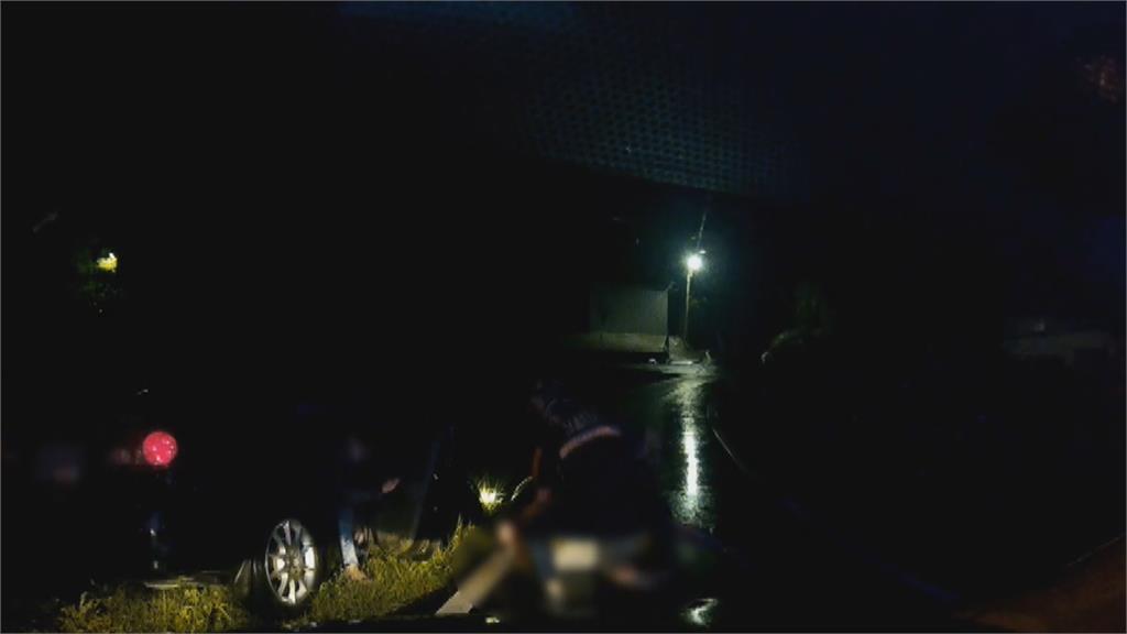 警飛車追逐3公里　通緝犯「衝進稻田」落網