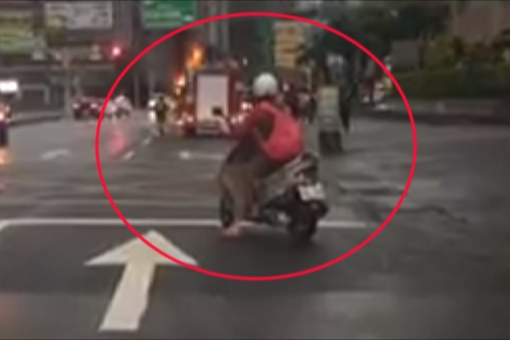 史上最速援！消防隊前火燒車 1分鐘撲滅