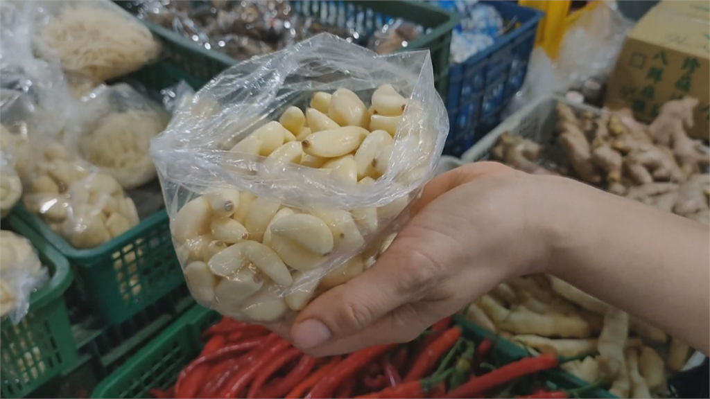 也太貴了吧！蒜頭每斤飆破300元 活蝦業者每月成本多1萬5千元！