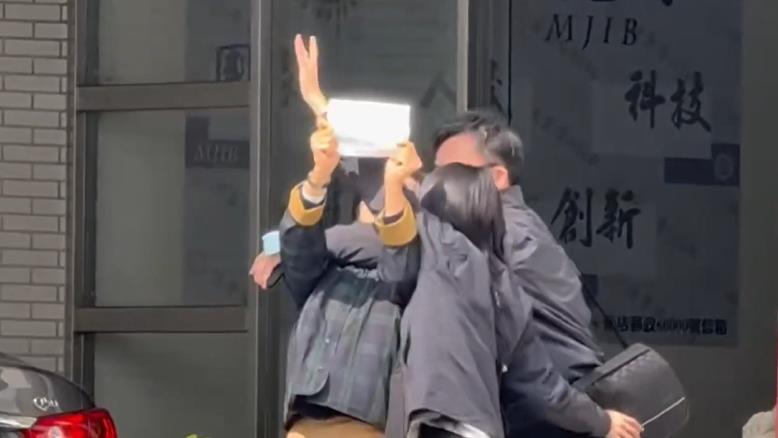 林岱樺高喊「政治干預司法」被調查局人員鎖喉　網傻眼：妳執政黨立委欸