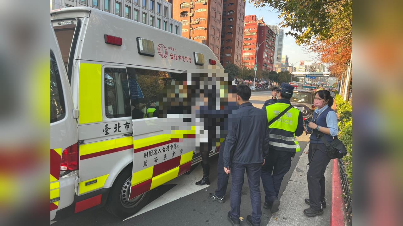 快新聞/北捷出狀況!女子列車內持剪刀問2人「這一事」 捷警隊緊急出動