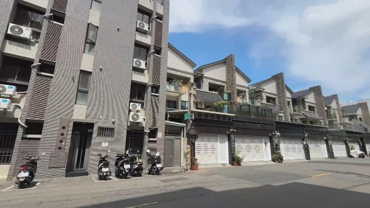 砰! 疑「彎腰撿手機」逆撞釀禍 7旬駕駛下車仍驚魂未定