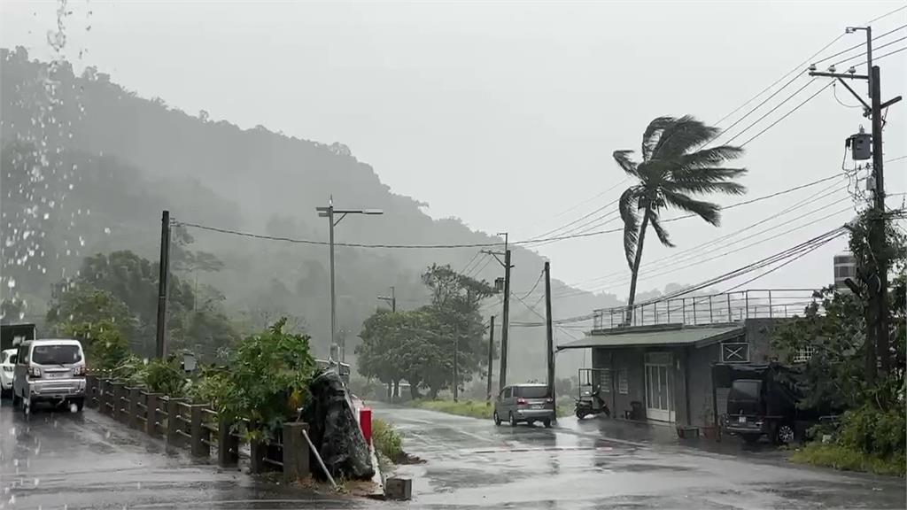 楊柳登陸橫掃！台東金峰鄉嘉蘭村　鐵皮屋頂遭吹掀　　變電箱爆炸