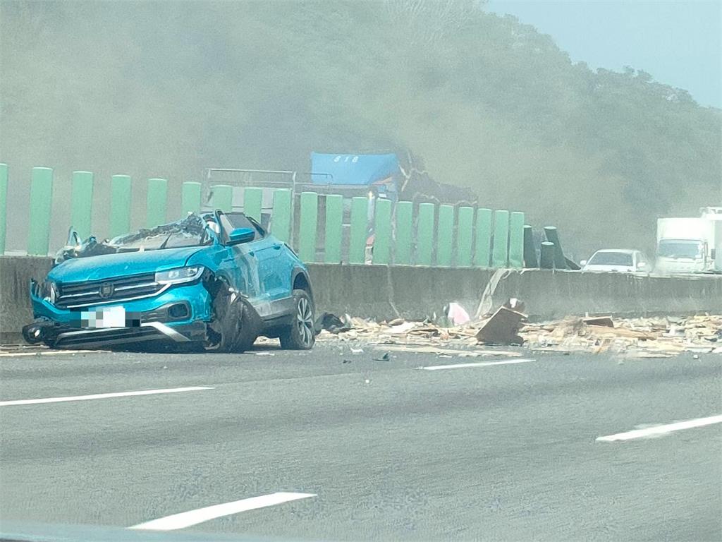 快新聞/國道3號通霄段2車碰撞! 轎車被大貨車撞飛「對向車道」