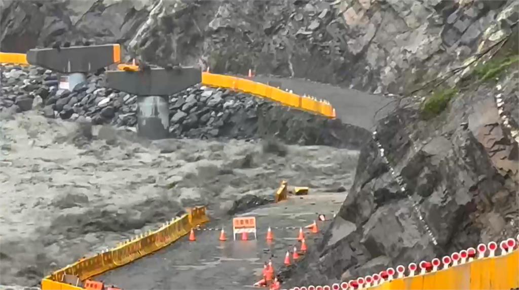明霸克露橋鋼便橋遭沖斷 山上三部落成孤島370人受困