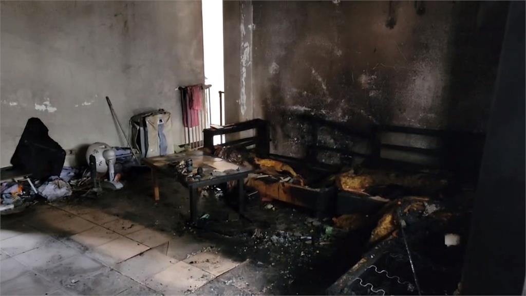民宅瞬間衝火光　消防員救援氣爆撬門臉部、手指慘灼傷