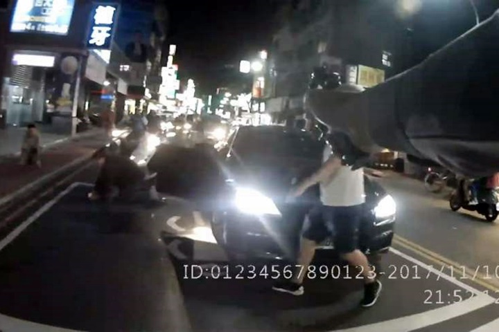 拒絕警方攔查 自小客車逆向又撞機車