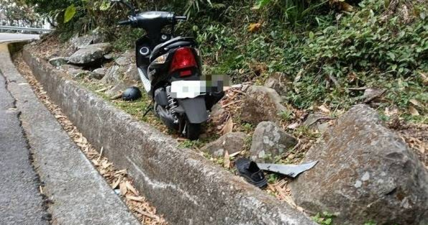 台3線驚悚過彎悲劇！騎士連人帶車墜溝　喪命畫面怵目驚心