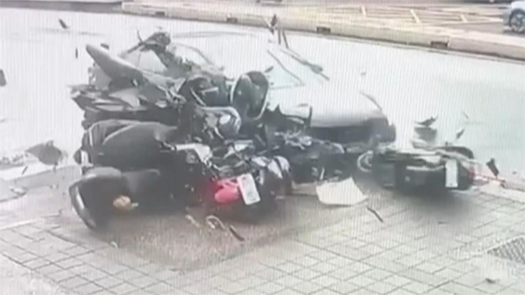 街頭保齡球？駕駛精神不濟高速偏移猛撞　整排機車噴飛畫面曝光