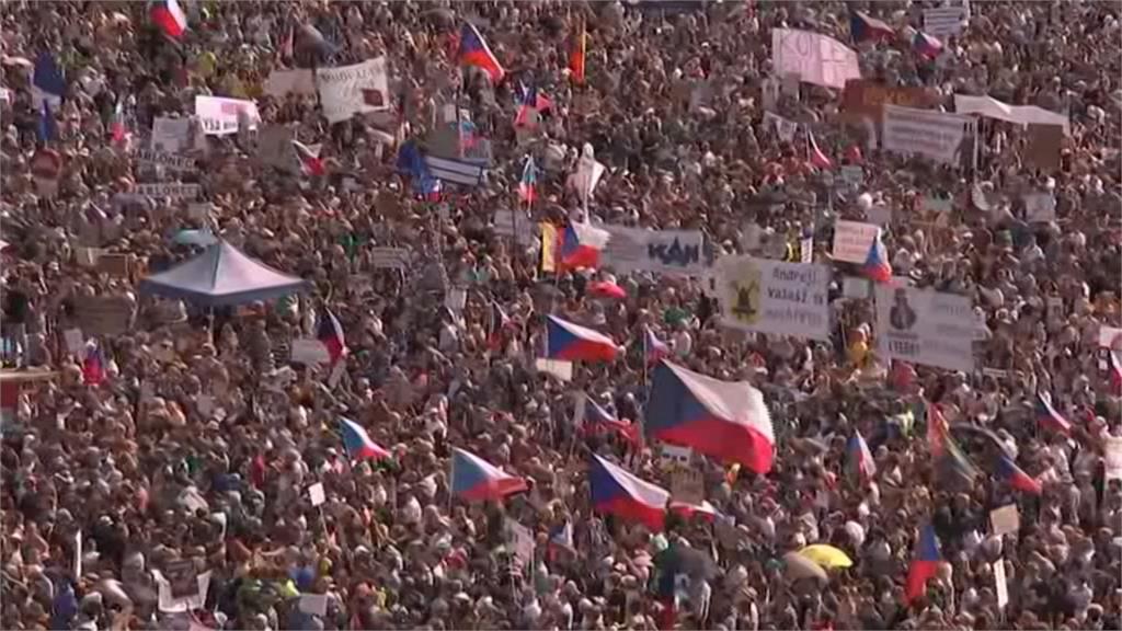 捷克總理貪污違紀 布拉格25萬人上街要求下台