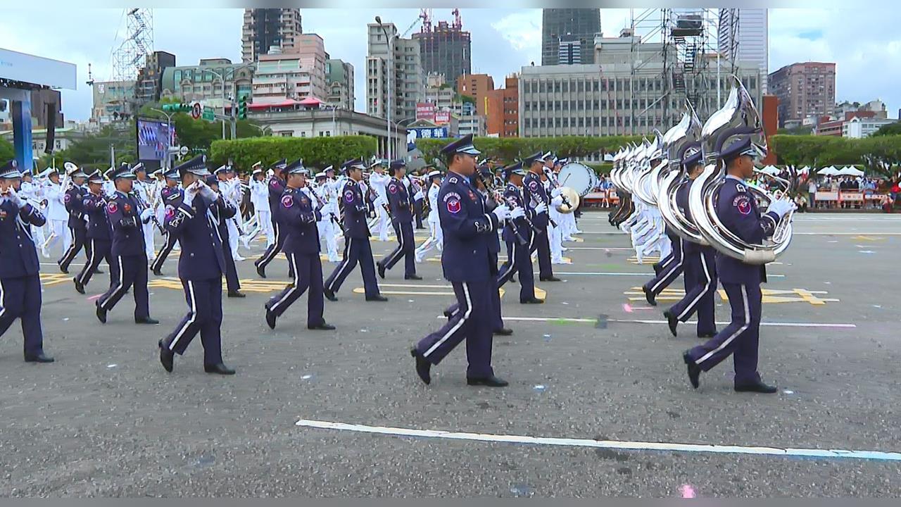 週六雙十國慶大會　總預演搶先看　　憲兵挑戰者重機、巨幅國旗震撼府前