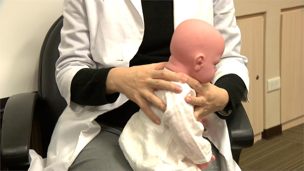 寶寶吐奶頻率異常應就醫 醫生傳授六招緩解症狀