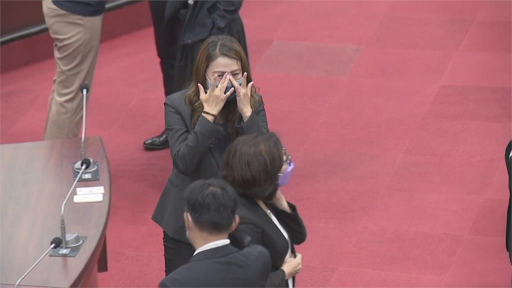 初選意外落馬　陳其邁暖男慰問　高閔琳淚灑議場