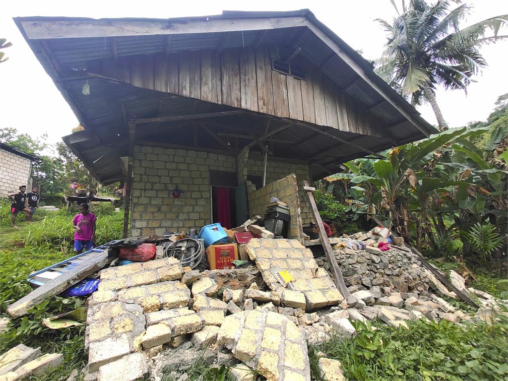震不停！印尼規模5.5地強震　水上咖啡廳沉入水中釀4死