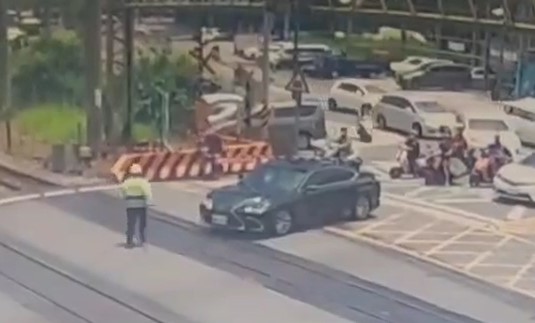 轎車疑硬闖平交道遭柵欄卡住畫面曝　鐵道局追究恐遭罰9萬元