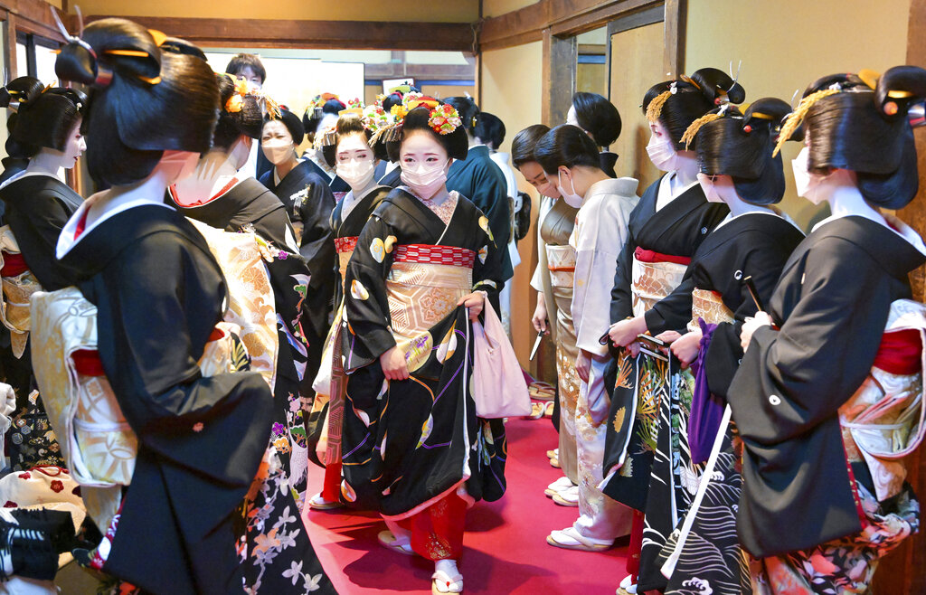 日本京都祇園「藝妓、舞妓始業式」　為7.6強震罹難者默哀
