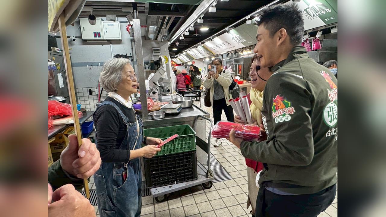 談民主監督不只在立院　張銘祐攜邱明玉走進南門市場