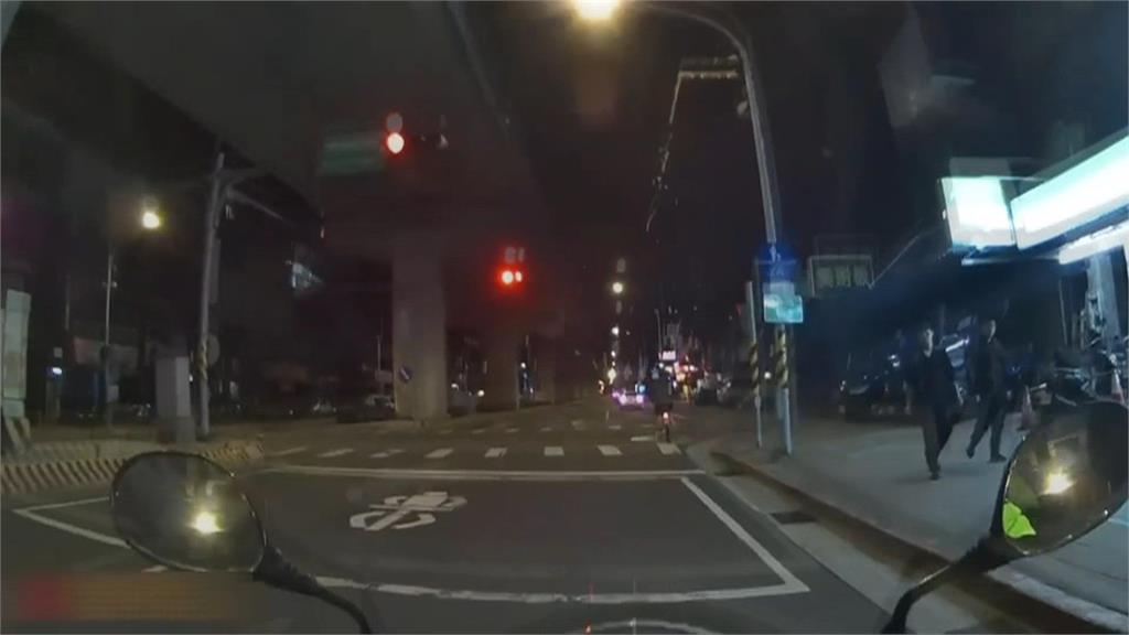不滿騎YouBike闖紅燈遭取締　騎士控態度差！　警公布畫面自清