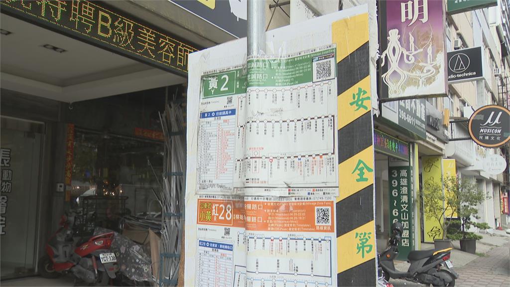 獨家！陽春站牌用「塑膠板」拼貼資訊　掛兩個月民眾頻抱怨