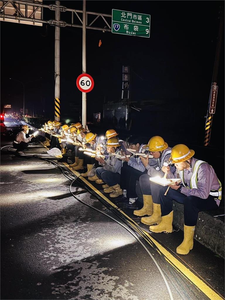 颱風天台電無名英雄「漏夜搶修」　路邊摸黑吃便當畫面動容