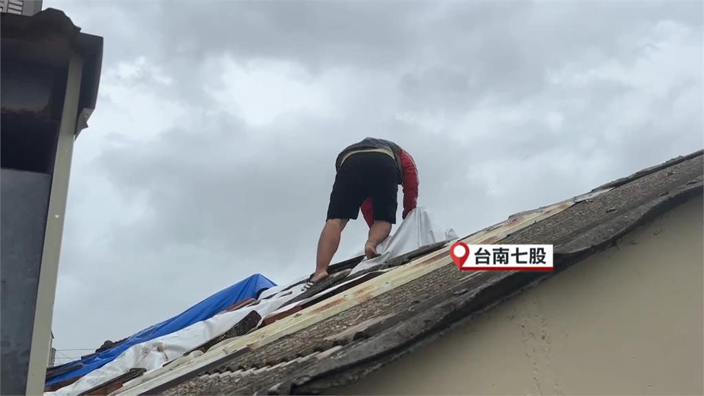 楊柳颱風台南七股出海 狂風掀翻民宅帆布 屋主鼻酸落淚