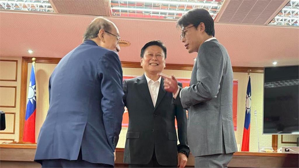 黃國昌又提走讀…見柯建銘喊「跟綠營怎麼比」！傅崐萁秒附和：送你2顆汽油彈