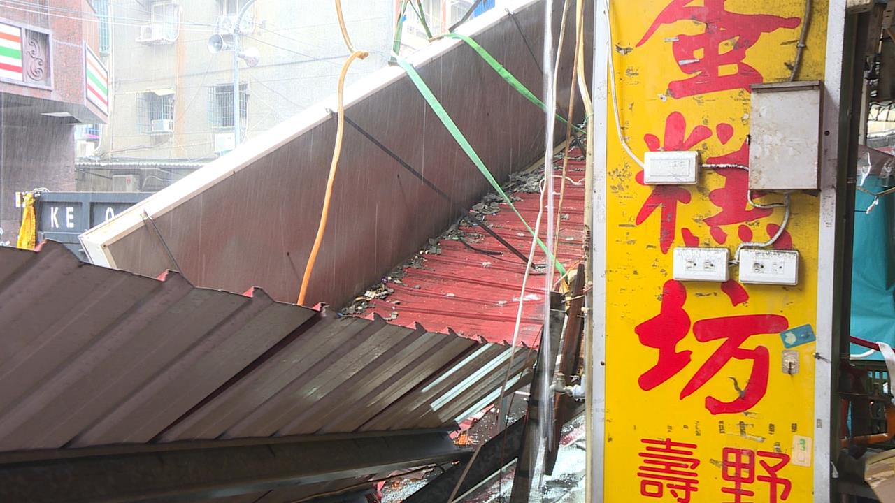 巴威狂風釀災！蘆洲２店家招牌掉落　清晨「猛砸４機車」畫面全都錄