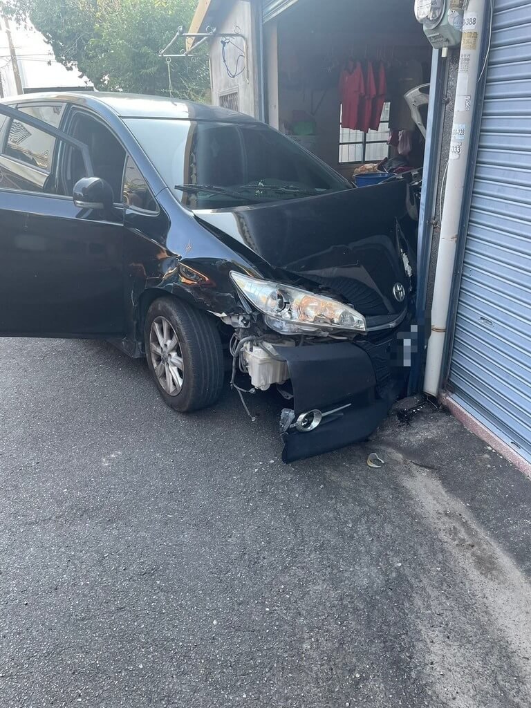苗縣轎車自撞民宅全車跑光　警查獲越籍移工肇逃