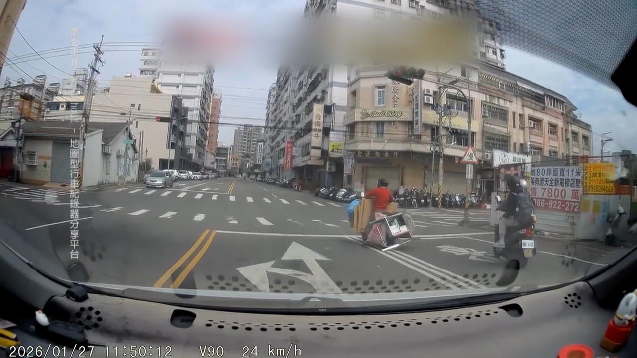 台中婦人騎車連闖２紅燈　回收物沿路掉現多項違規