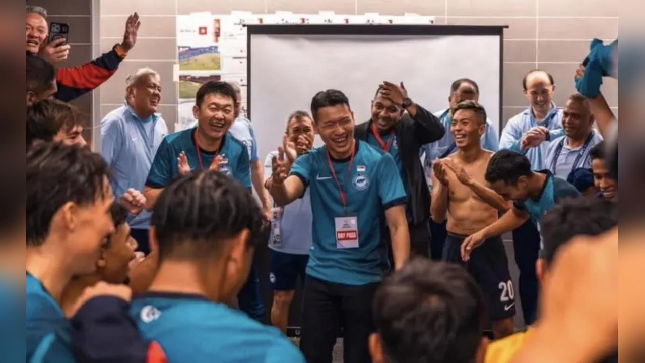 足球(影)／贏球太爽竟譏諷「香港隊球員、球迷都是白癡」！新加坡部長慘遭網友炎上