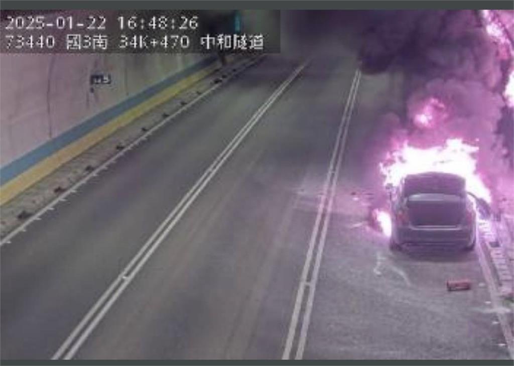 快新聞／熊熊烈火！國3中和隧道發生火燒車事故　畫面曝光